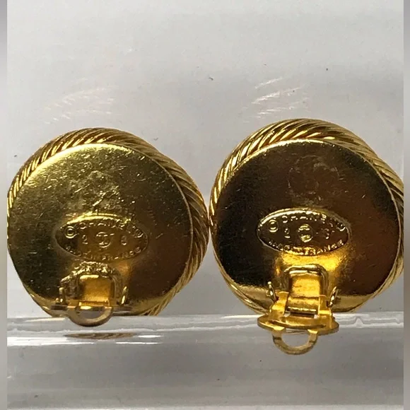 CHANEL 24K Plated Vintage Pearl Earrings ✨🤩 - Picture 4 of 17